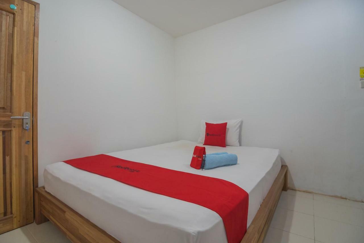Отель Reddoorz Near Gajah Mada Понтианак Экстерьер фото